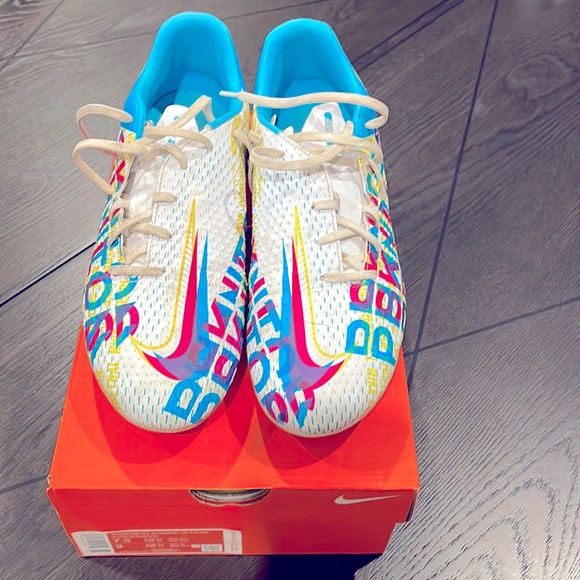 Boys Soccer Cleats - Picture 1 of 2